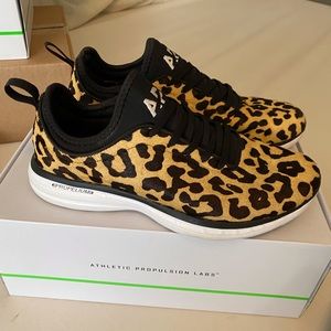 VGUC Leopard APL shoes size 9